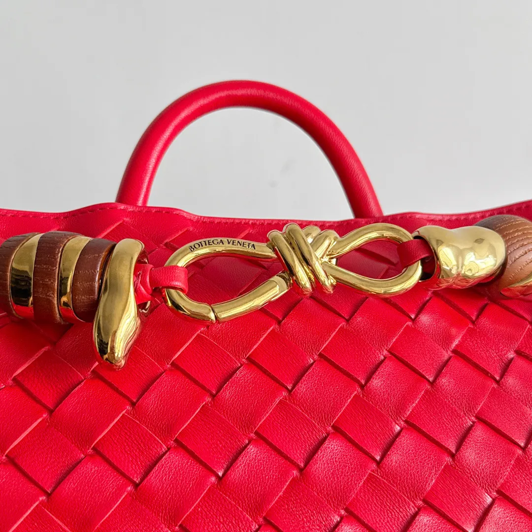 The new Andiamo batch of 3060 BV is shipped‼ ️The classic intercciato weaving process is used to create a soft bag, the metal knot is made of micro-cast aluminum using jewelry technology🪢, and the decorative beads are made of metal and hand-polished oak, allowing you to jump repeatedly between elegance and fun💃, making it unpredictable. Classic and versatile, it shows off your temperament, and the bag has a large capacity, making it very convenient for daily commuting! It has a variety of carrying methods, the shoulder straps can be adjusted by yourself, the original lambskin feels soft and delicate, and the unisex style breaks gender boundaries and brings a more practical and long-lasting use experience. The Andiamo, which has both elegant and casual styles, perfectly interprets the "fashionable old money style". Style No.: 743568+Wood Hardware Color: National Flag Red Size: 25*22*10.5cm
